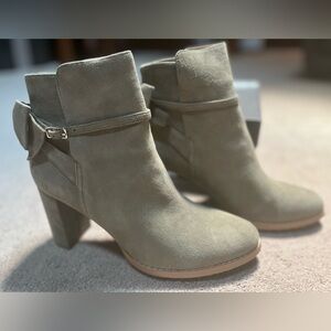Banana Republic Vicuna Suede Booties with bow, size 8